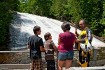 Chute Windigo derrière Martin et des amis